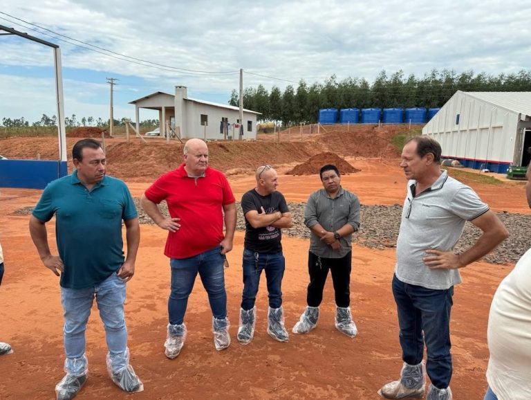 Da esq. p/ dir.: Prefeito Malaquias, presidente da Câmara Gabriel, e o vereador Dorival durante visita a avicultores de Japorã. © Paulo Júnior/PMJ