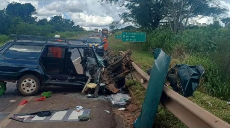 Capô aberto provoca grave acidente entre carro e caminhão na BR-163