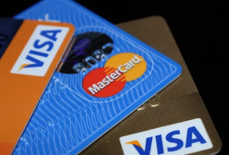 Justiça poderá determinar bloqueio de cartões e contas bancárias de pessoa com dívida ativa