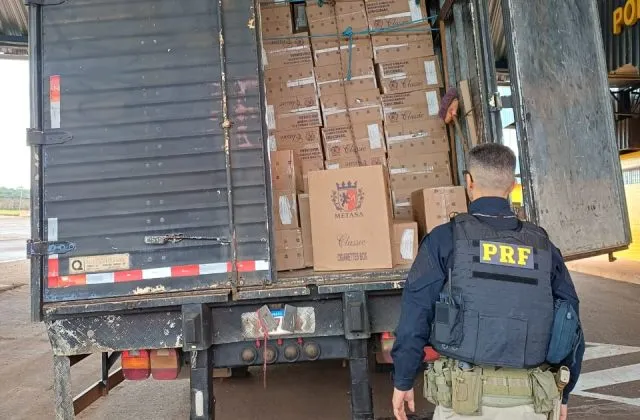 Motorista contratado em Mundo Novo é preso com 200 mil maços de cigarros ilegais na BR-163