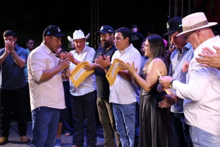 JAPORÃ 34 ANOS: Malaquias entrega escrituras a empresários que investirão na agroindústria