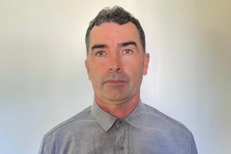 Paraná – Homem joga gasolina e incendeia vereador dentro de comércio no litoral