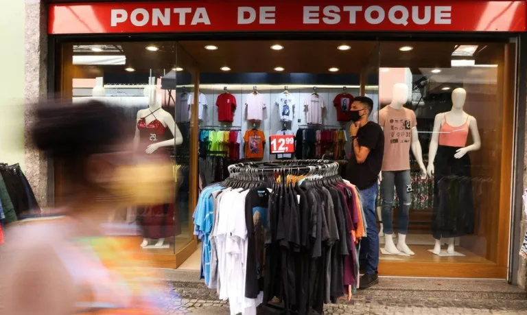 Lojistas fazem “Dia Livre de Impostos” no Brasil; descontos chegam a 70%