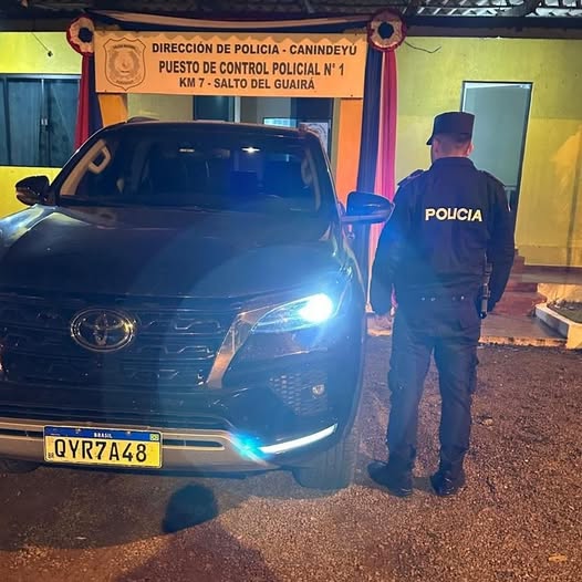 Caminhonete roubada na cidade de Mundo Novo MS Brasil, foi abandonada no km 4 de Saltos del Guairá.