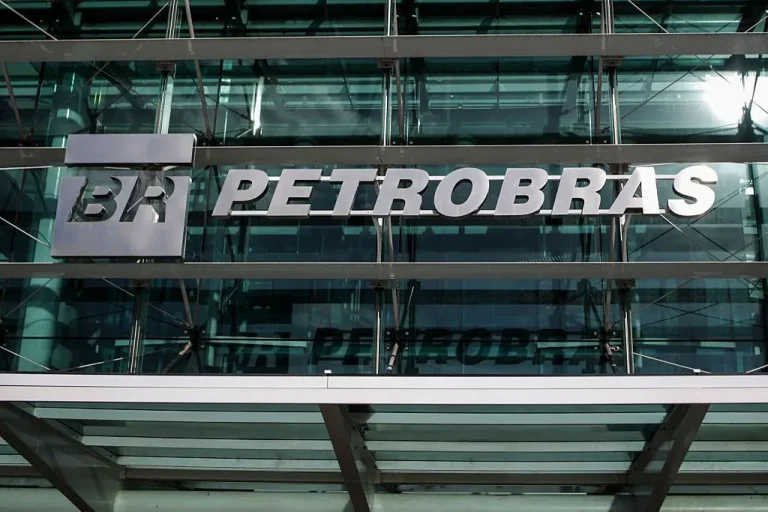 Alta na gasolina “vai acontecer já já”, diz presidente da Petrobras