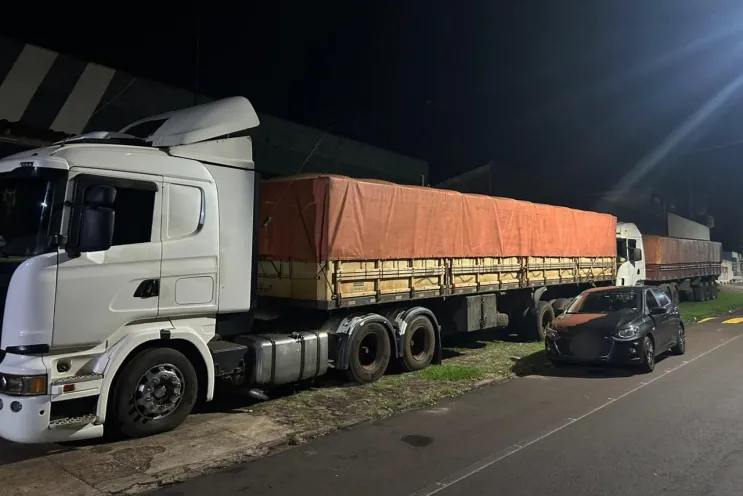 Motoristas paraguaios são presos com mais de 70 quilos de drogas em carretas na PR-323, em Umuarama