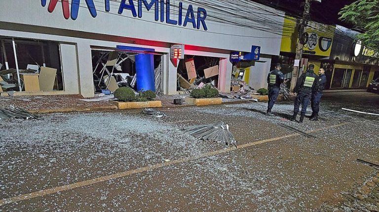 Quadrilha explode bancos, rende policiais e bloqueia cidade durante mega-assalto no Paraguai