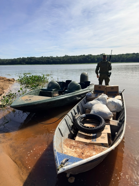 Polícia intercepta barco com contrabando e cumpre mandado de prisão em Guaíra