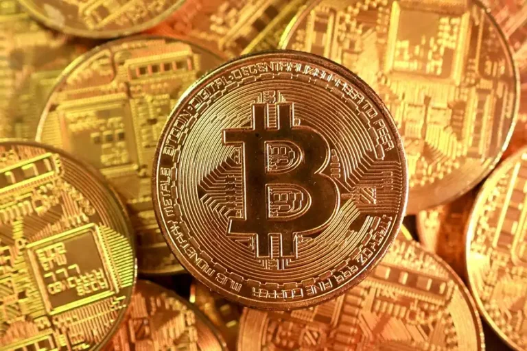 Bitcoin cai abaixo de US$ 60 mil, a primeira vez desde outubro de 2024
