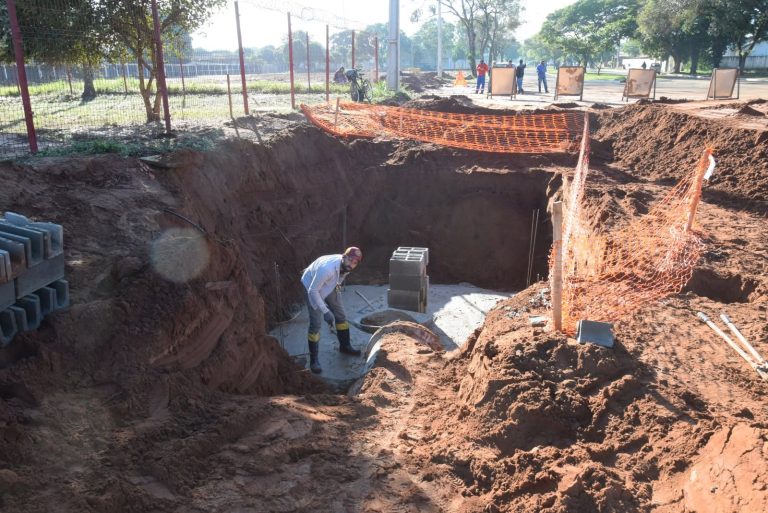 OBRAS DE DRENAGEM NO BAIRRO DA VILA NOVA E VILA NOVA ESPERANÇA SÃO RETOMADAS APÓS PERÍODO DE FORTES CHUVAS EM IGUATEMI