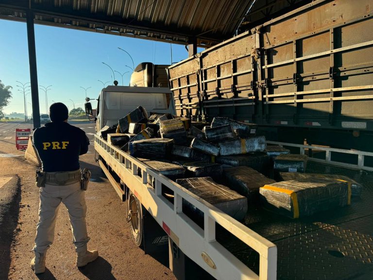 PRF apreende mais de 2 toneladas de maconha escondidas em carga de soja em Guaíra