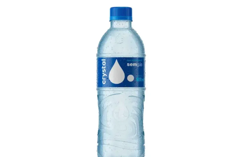 Anvisa manda recolher água mineral sem gás da marca Crystal por presença de bactéria