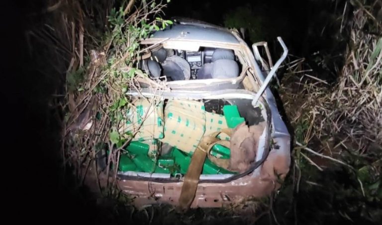Casal é preso com 350 quilos de maconha após fuga e capotamento na BR-163 em Naviraí