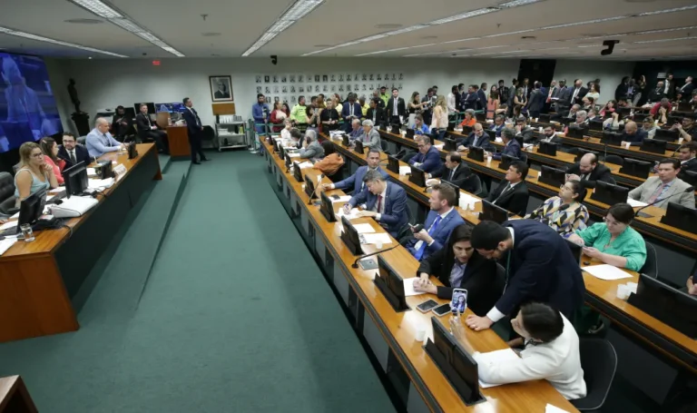CCJ aprova PEC que reduz maioridade penal de 18 para 16 anos