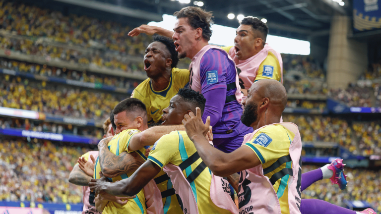 Brasil vence Japão por 2 a 1 e avança às oitavas de final da Copa