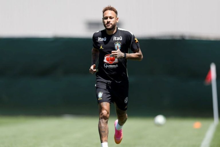 Pela primeira vez desde a convocação, Neymar entra em campo para treino da seleção