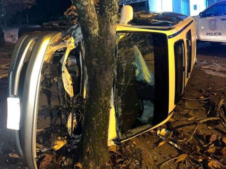 Veículo tomba e colide contra árvore em Salto del Guairá