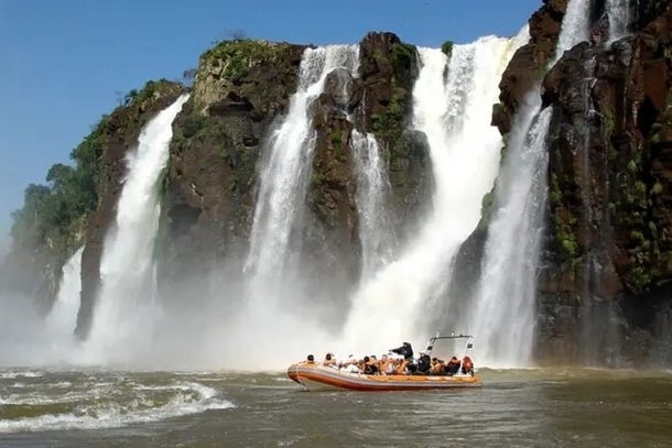 Turista morre em acidente com barco em passeio nas Cataratas do Iguaçu