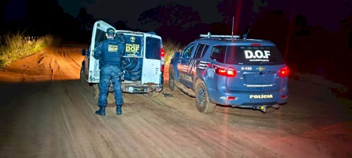 DOF apreende veículo com 21 pneus de origem estrangeira abandonado na fronteira de Mundo Novo