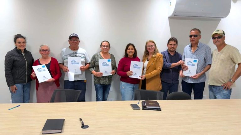 Prefeitura de Itaquiraí entrega mais uma remessa de títulos definitivos aos moradores da Área dos Tenórios