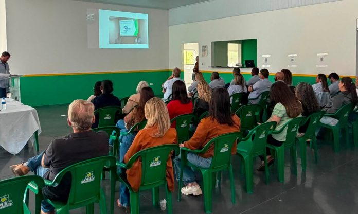 Parasitologia é tema de capacitação para equipes do Controle de Vetores em Itaquiraí