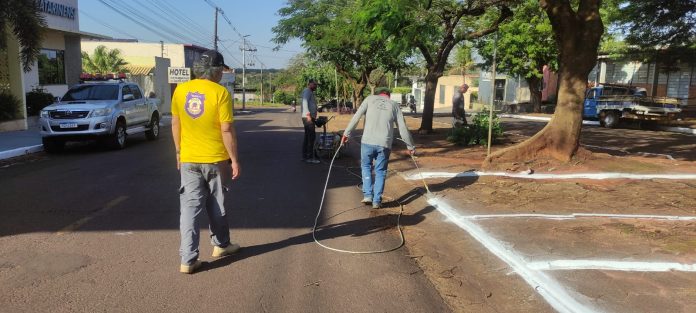 Prefeitura de Mundo Novo realiza revitalização de áreas de estacionamento e faixas de pedestre na Avenida Brasil