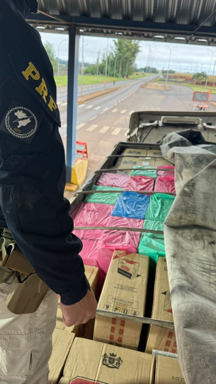 PRF apreende carga de cigarros contrabandeados na BR-163 em Guaíra