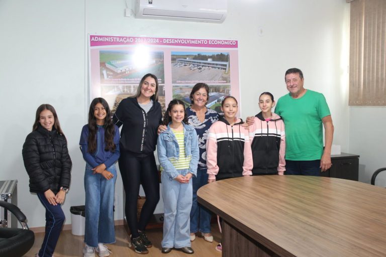 Governo de Mundo Novo recebe atletas do Projeto Raio de Sol após participação no JOJUMS 2026