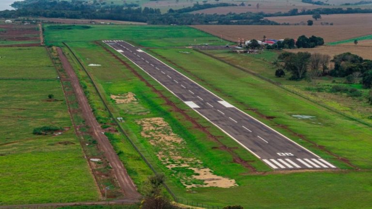 Aeroporto de Guaíra avança com obra que permitirá voos durante a noite