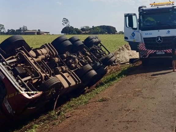 Carreta tomba na BR-163 entre Guaíra e Mercedes