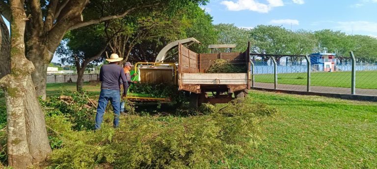 Secretaria de Meio Ambiente realiza trituração de galhos no Ginásio de Esportes