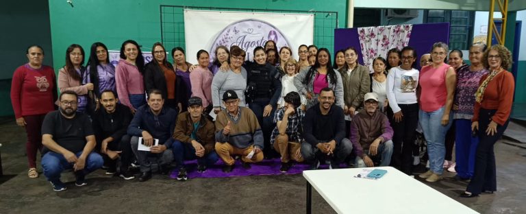 Alunos da EJA da Escola Carlos Chagas recebem palestra sobre violência doméstica no Agosto Lilás