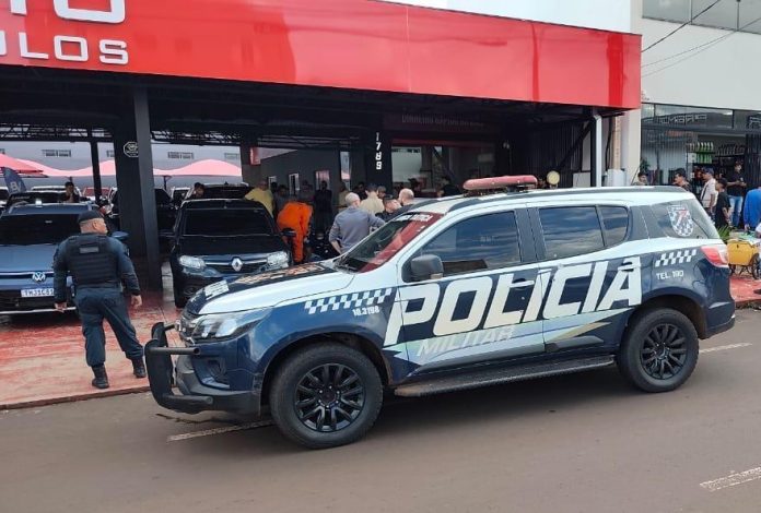 Dono de academia é preso por ligação ao assassinato de jovem em loja de carros