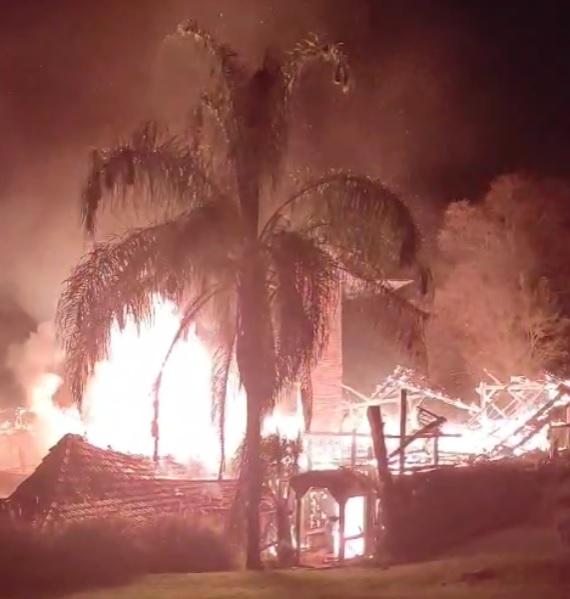 Incêndio destrói o famoso restaurante Celeiro no interior de Toledo