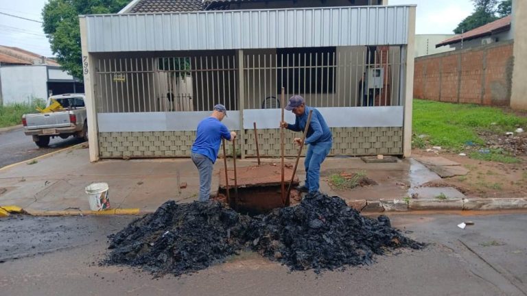 ITAQUIRAÍ: Prefeitura realiza limpeza de bueiros para melhorar o escoamento das enxurradas
